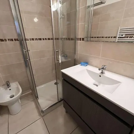 Centre Avec Piscine, Balcon Et Proximite Plage, 2 Personnes - Fr-1-702-3 *