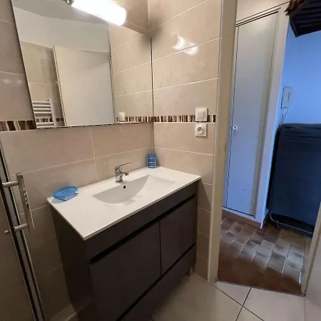 Apartment Centre Avec Piscine, Balcon Et Proximite Plage, 2 Personnes - Fr-1-702-3
